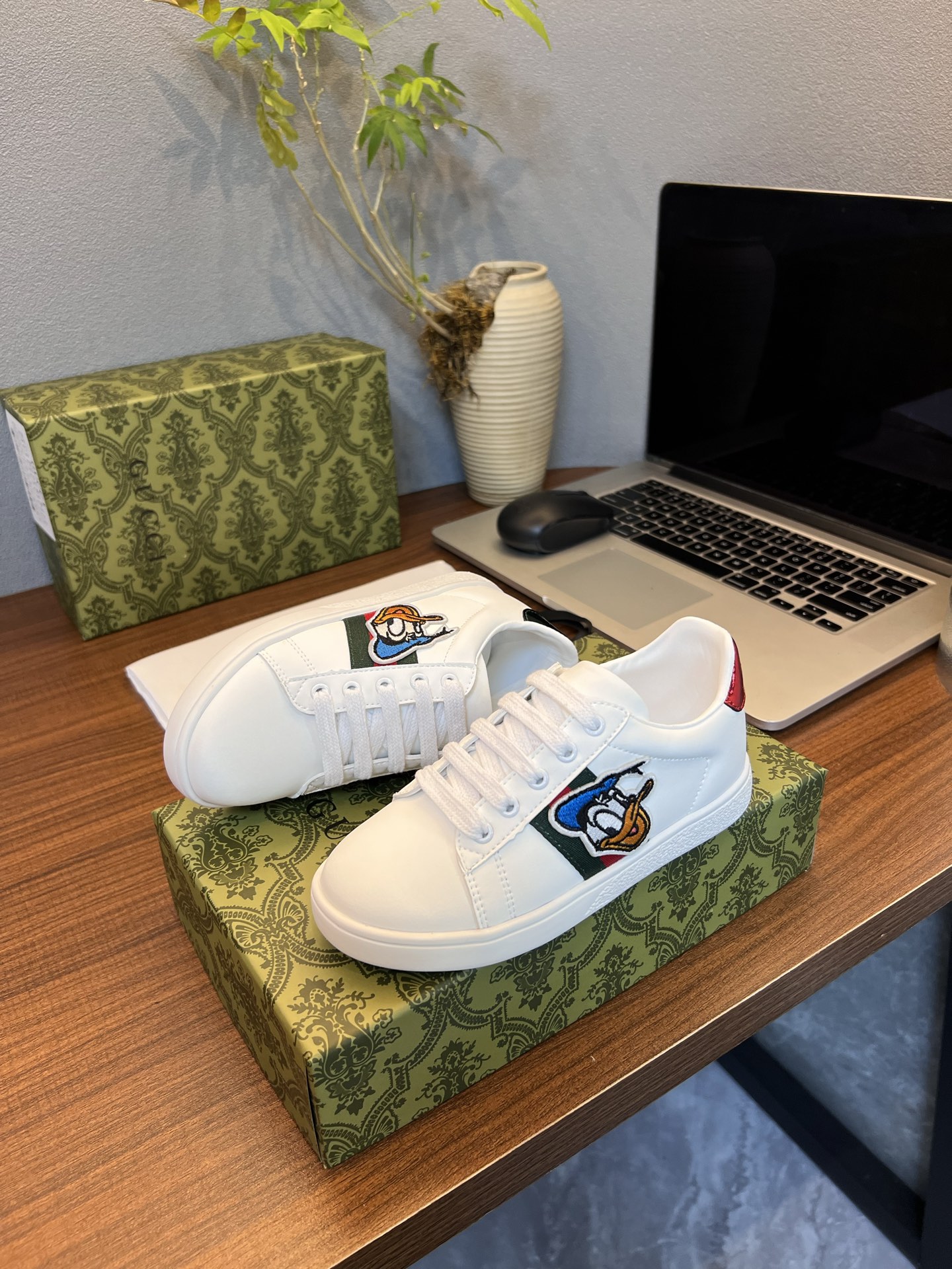 Children's shoes child